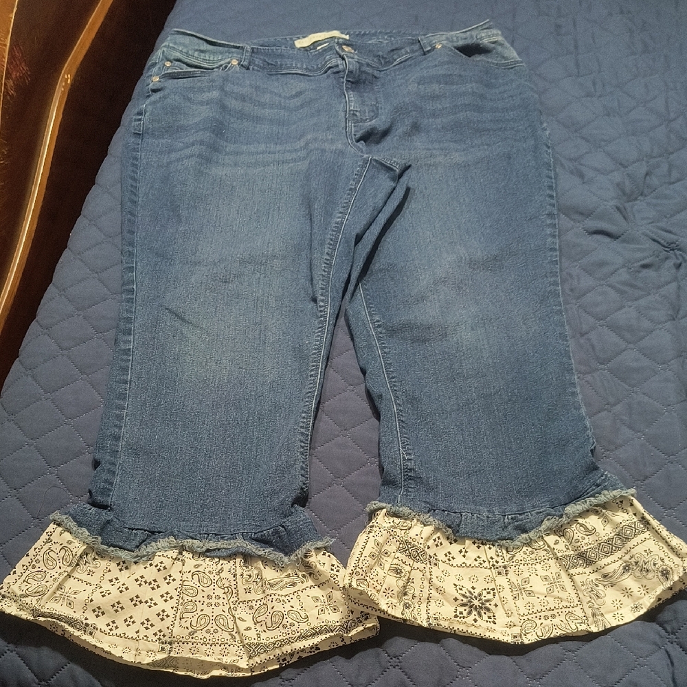 Cute Flare Cropped Jeans with Bandana Like Patterned Ruffle Hem